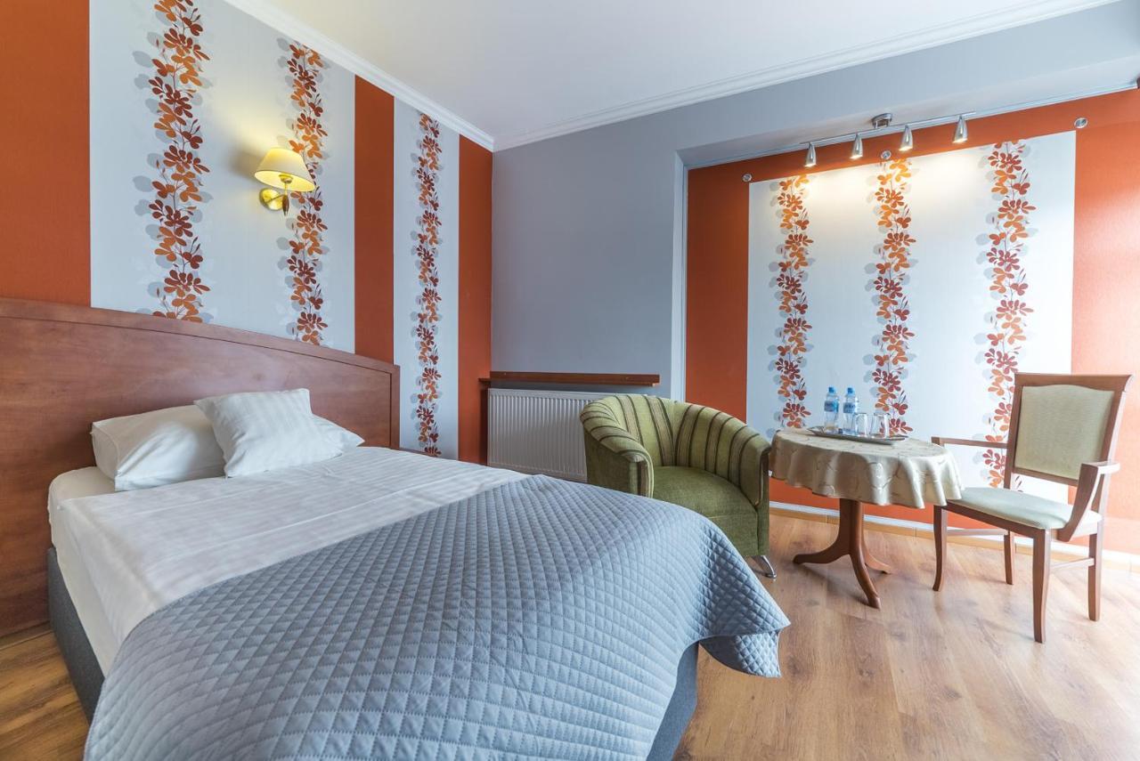 Hotel Doris Oborniki Kültér fotó