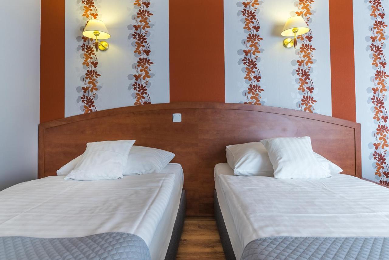 Hotel Doris Oborniki Kültér fotó